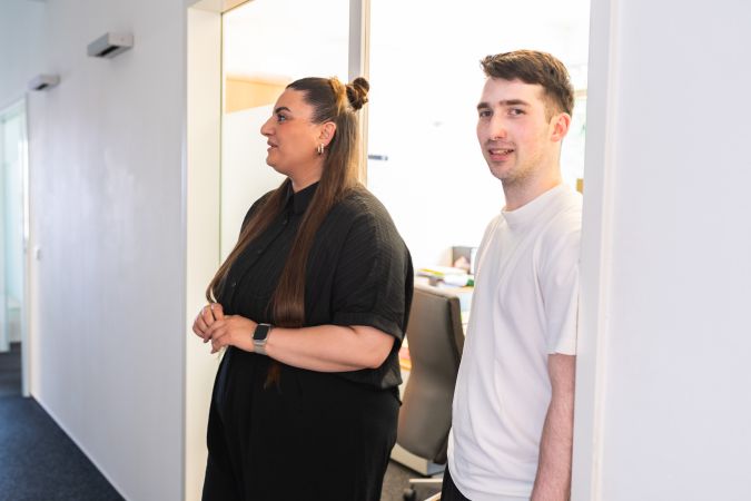 Karrierechancen bei Dr. May Steuerberatung, Mitarbeiter T&uuml;r Gespr&auml;ch